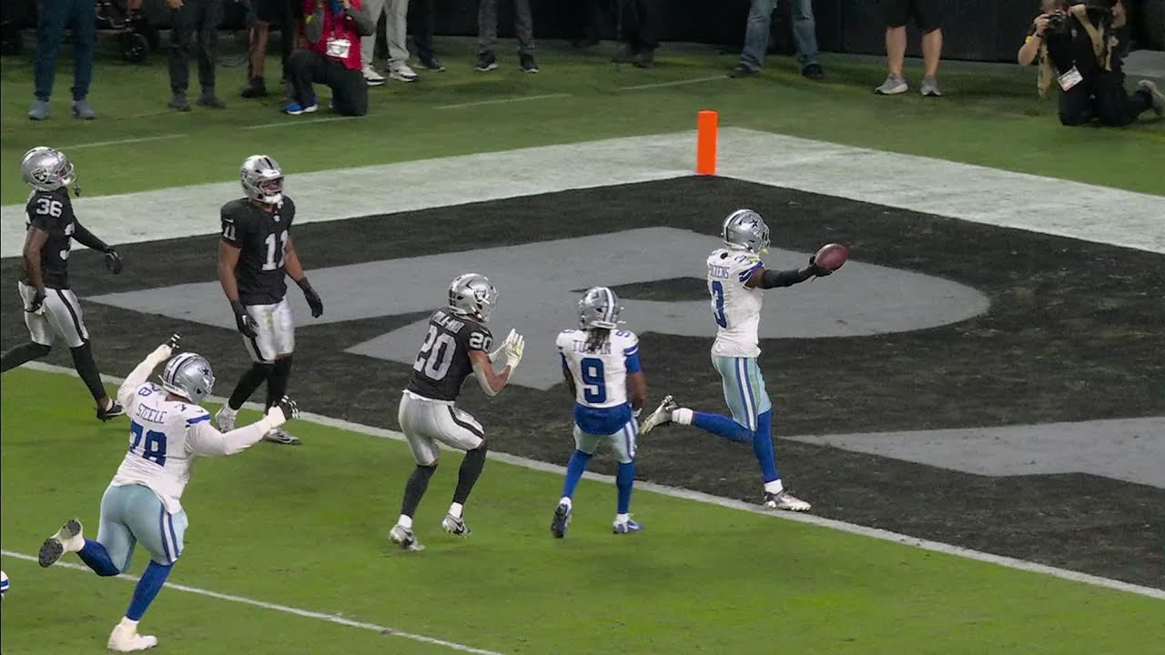 Pickens swerves past a group of Raiders on TD strike