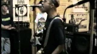 THE QUEERS - &quot;Punk Rock Girls&quot; &amp; &quot;I Live This Life&quot; Live In Toronto 1996 (in-store)