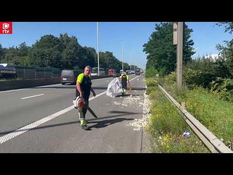 File op E313 nadat isolatiemateriaal op snelweg terechtkomt