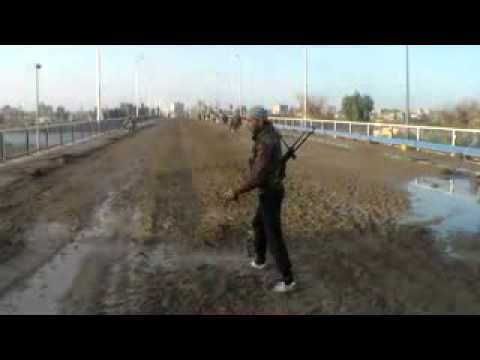 لحظة السيطرة على جسر السياسية بمشاركة كتيبة أحباب الصحابة في دير الزور ضمن معركة "فجر التحرير"