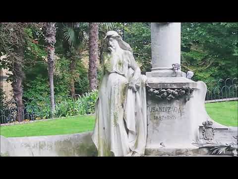 De paseo por la plaza Gipuzkoa en San Sebastián