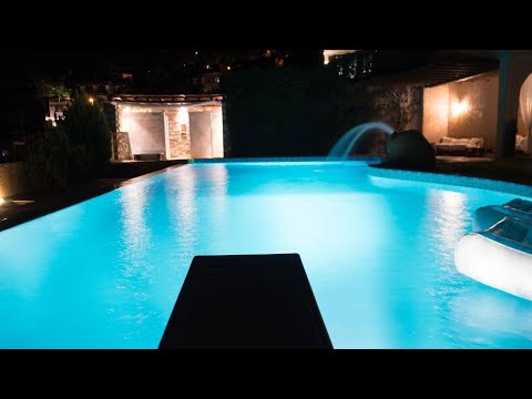 Tranquil Infinity Pool Getaway (private jacuzzi and steam bath, pool, garden, sea and city views) |