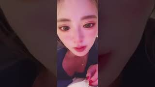 【TikTok】頑張って谷間を見せる美女。