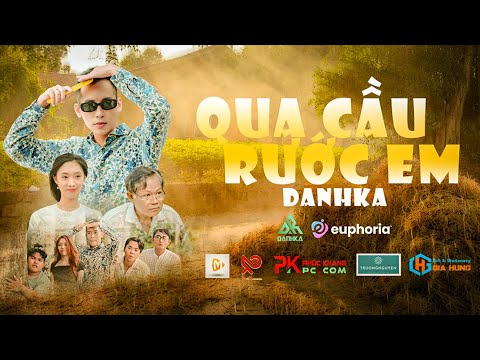 DANHKA | QUA CẦU RƯỚC EM | OFFICIAL MUSIC VIDEO | Anh bắc cái ghế để ngóng trong em về