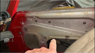 Mercedes R107: Demontaż tapicerki drzwi, szyby, mechanizmu i zamka
