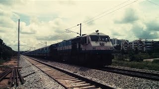 preview picture of video '16502 Yesvantpur - Ahmedabad Express steaming out of Bangalore'