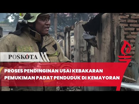 Proses Pendinginan Usai Kebakaran Pemukiman Padat Penduduk di Kemayoran