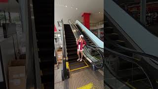 Download lagu LOMBA MAKAN AYAM DI ESCALATOR! mp3