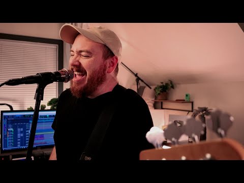 Guy Sings Rick Astley's 'Never Gonna Give You Up' As If Performed By Blink 182 And It Kind Of Slaps