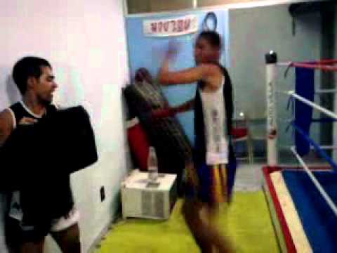 Harang Gym - Vinicius de Castro kicking pads