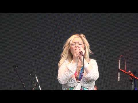 Sally Barker sings 'Walk On By' opening for Sir Tom Jones at Northampton CC