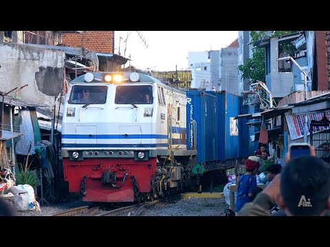 LOKOMOTIF LANGKA CC203 02 03 WNB MENARIK KERETA API KONTAINER KALINGGA CARGO DARI JAKARTA !