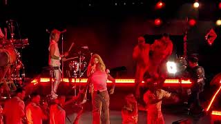Shakira y Maluma encienden Medellín con 'Chantaje' versión salsa | Tour 2025