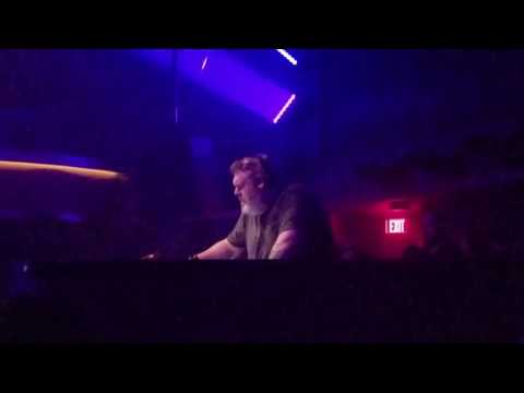 Dj Hodor! Spinning at Comic Con after party.