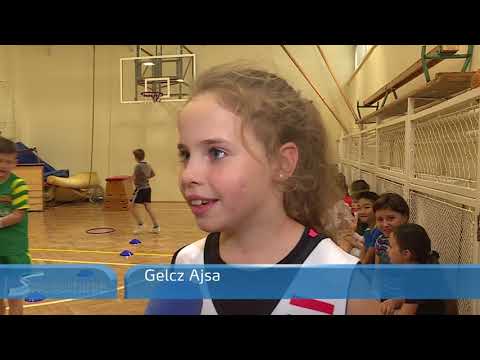 Szegedi Hírek - Kedvenc szegedi kosarasa lepte meg Ajsát a születésnapján - 2018.03.02.