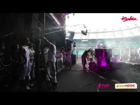 Anitta dançando no show do Harmonia do Samba