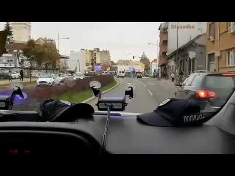 Snimak vožnje policijskog automobila pod rotacijom (Novi Sad)