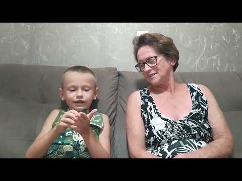 Nicolas com a oma cuidando do beija flor