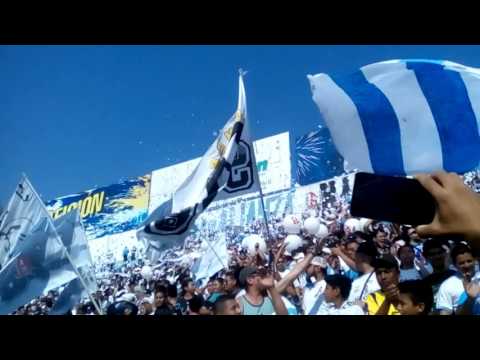 "Recibimiento de alianza contra águila" Barra: La Ultra Blanca y Barra Brava 96 • Club: Alianza