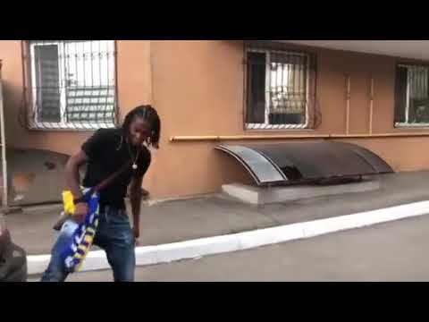 Жерсон Родригеш (Gerson Rodrigues) играет в футбол с маленьким болельщиком "Динамо Киев".