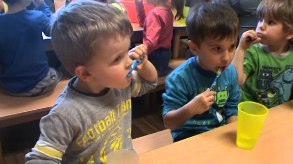 Szczotka pasta kubek ciepła woda - Rekord Guinnessa w myciu zębów