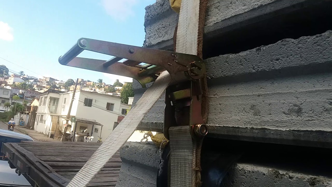 Amarração de carga com cinta catraca.
