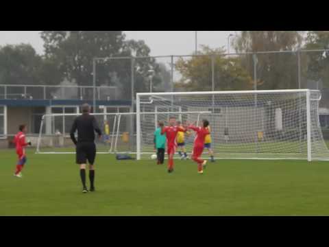 Vlotte aanval Faja Lobi, keeper uitgespeeld, goal. 1-3.