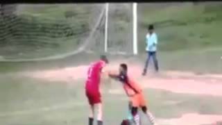 Increible patada voladora en el futbol amateur de Bangladesh