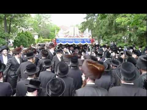 Sefer Torah Prosession in Monsey donated by the Linder Family