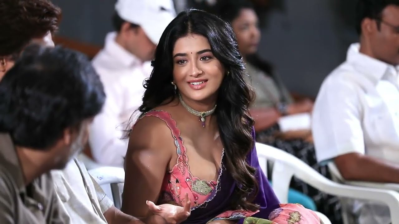 Rashi Singh deep clevage