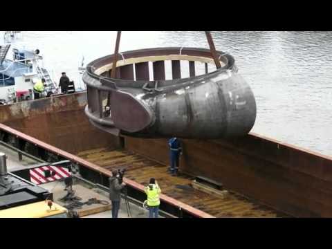 65-Tonnen-Fracht im Weserhafen Hann. Münden auf Schiff verladen