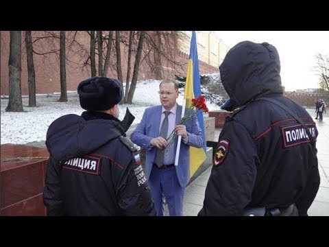 Россиянин с флагом Украины у стен Кремля!ШОК СМОТРЕТЬ ВСЕМ!УКРАИНА РОССИЯ НОВОСТИ!Скандал!
