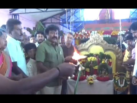 ஓசூரில் ஆஞ்சநேயர் மீது நிலக்கடலையை எறிந்து, வேண்டுதல்