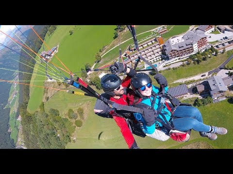 Paragliding über dem Hotel Tratterhof in Gitschberg Jochtal