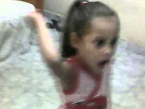 Larissa cantando A Gente Faz a Festa- Thiaguinho e Mr. Catra.