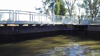 preview picture of video 'Inside Lock 11 on the Murray River at Mildura Victoria Australia 18 October 2013'