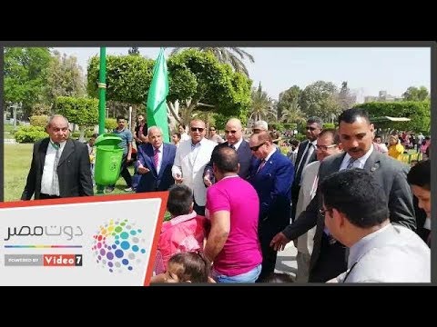محافظ القاهرة يلتقط صورا مع زوار الحديقة الدولية
