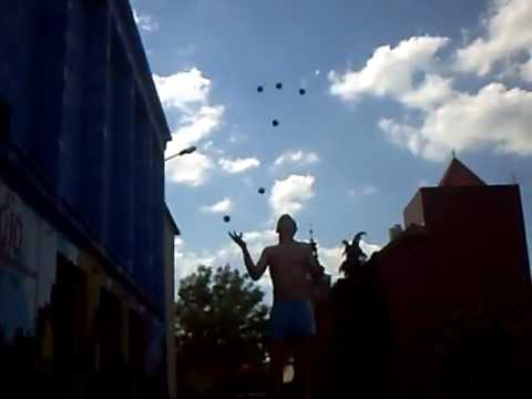 7 balls cascade juggling , żonglerka piłeczkami