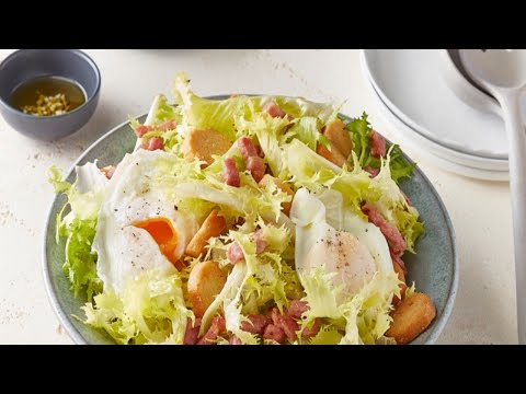 🥗 Salade frisée aux lardons et à l’œuf poché - Gourmande, tiède et croquante 🥓🍳