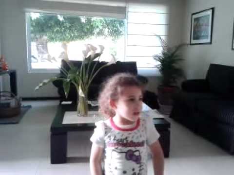 Sofía de 3 años canta 
