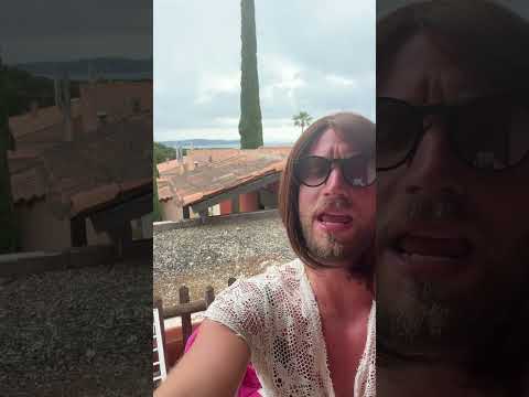 Tes parents envoient une vidéo à leurs amis pendant leurs vacances