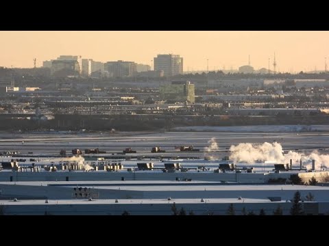 Snowplow video 17 - Airport plows clearing light...