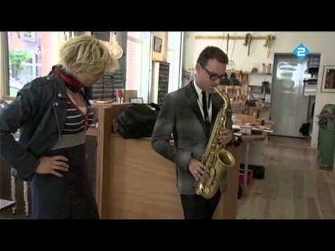 Benjamin Herman probeert de Amsterdam Free Wind altsaxofoon in het TV programma 'Vrouw zoek Kunst'