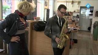 Benjamin Herman probeert de Amsterdam Free Wind altsaxofoon in het TV programma 'Vrouw zoek Kunst'