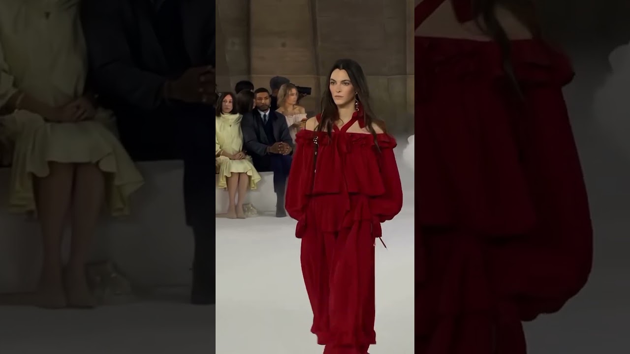 #vittoriaceretti best walk for Chloe♥️#runway #rampwalk #fashion #viral #feed #foryou #ytshorts