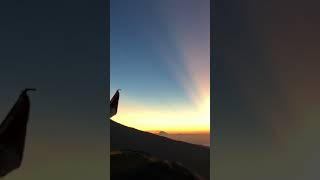 Download lagu Indahnya sunset Di Geopark Rinjani dengan view Gunung Agung di Bali mp3
