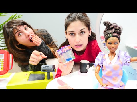 Ayşe VS Ümit. Ümit Ayşe'nin müşterinin saçını beğenmiyor ve dalga geçiyor. Komik video