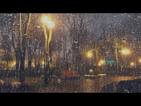 Schlafen Sie sofort mit starkem Regen & fernem Donner auf den Straßen der Stadt in der Nacht