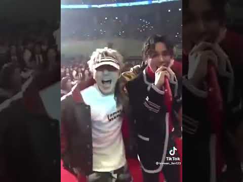 Zico came off stage to sing Okey Dokey with MINO