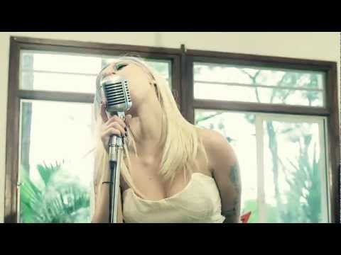 IZI - Cala a Boca e Me Beija (Video clipe oficial)